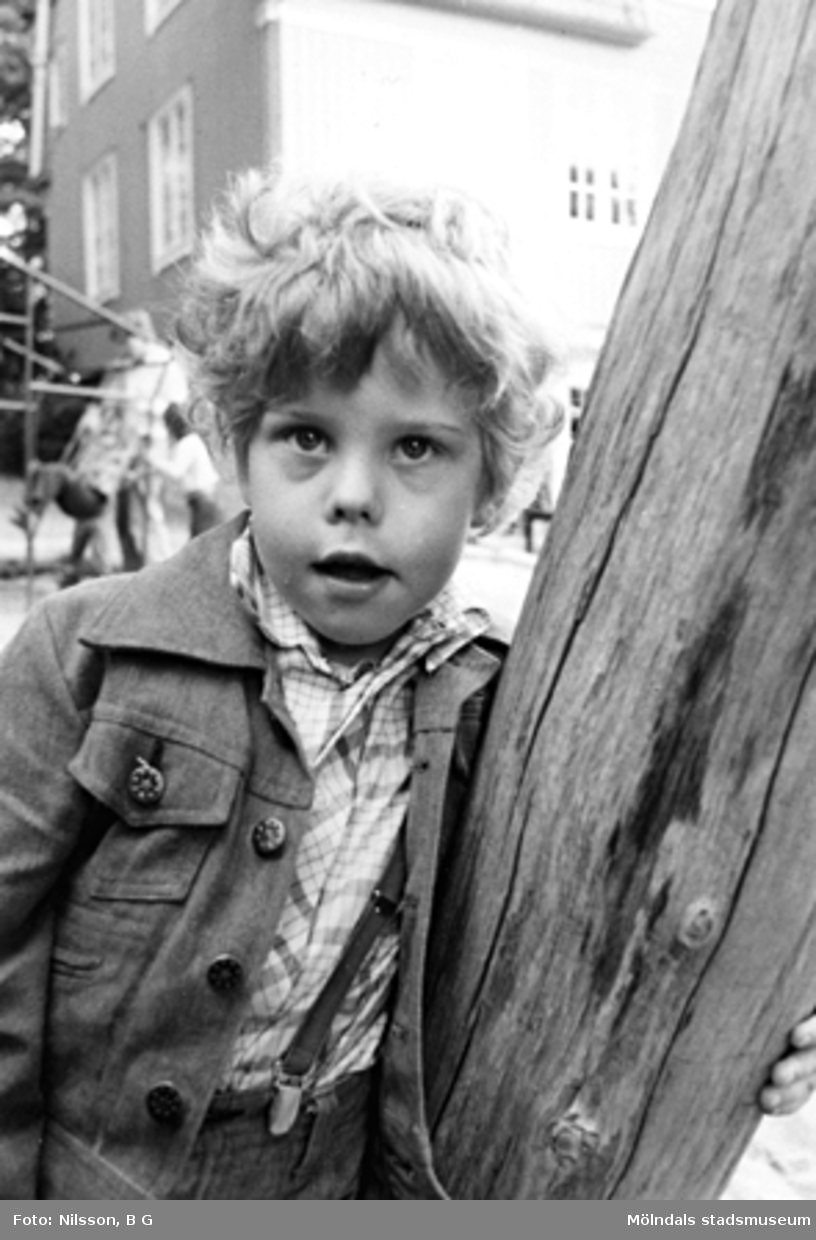 En pojke lutar sig mot en bjälke. Holtermanska daghemmet 1973.