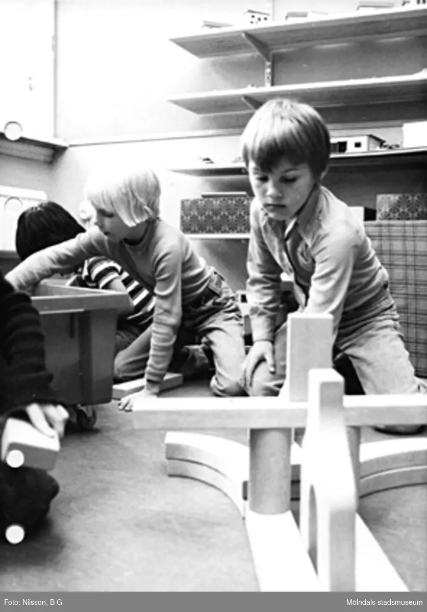Barn som leker med klossar. Holtermanska daghemmet maj 1975.