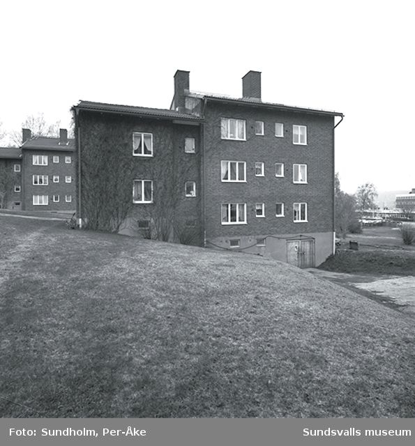 Inventering av 1940- och 50-talsområden. Västra Radiogatan 2 A, 2 B, 22-4.Balkong, balkongräcke, balkongdörr