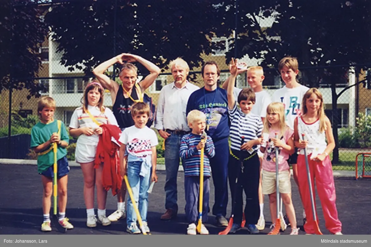 En av bostadsrättsföreningen Tegens gårdsfester i Kvarteret Pinnharven 1989. Man hade bland annat korvservering, poängpromenad, spel, tävlingar, sång- och musikunderhållning m.m. Mannen med höjda armar är Håkan Berg. Mannen i mörk tröja är Mats Berger.