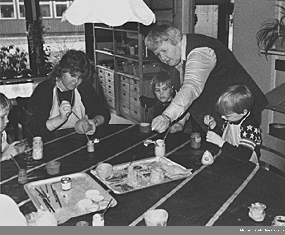Keramikern Elsa Sahlqvist hjälper barnen att arbeta med keramik i januari 1985. Hon ordnade också en uttällning med barnens keramikarbeten. Kulf (Kulturen i förskolan) anlitade Elsa för att stödja kulturarbetare.