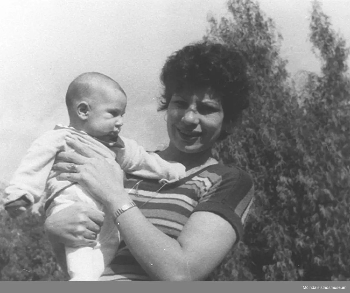 Minas svärdotter med sin 3 månader gamla son, cirka 1967 i Israel.

"Våra flickor" som familjen Johansson kallade de tre polska judiska systrarna och deras kusin (Mina, Rosa, Madzia och Sara), som kommit från ett koncentrationsläger till Mölndal 1945. De flyttade till Israel 1948.