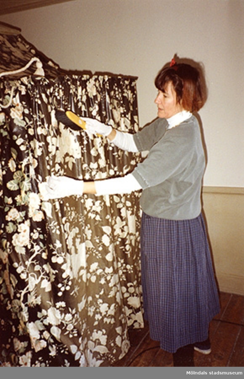 Monica Perman städar i östra förmaket på övre våningen och i herr Halls sängkammare (rum nr 53 och 44). Cirka 1993.