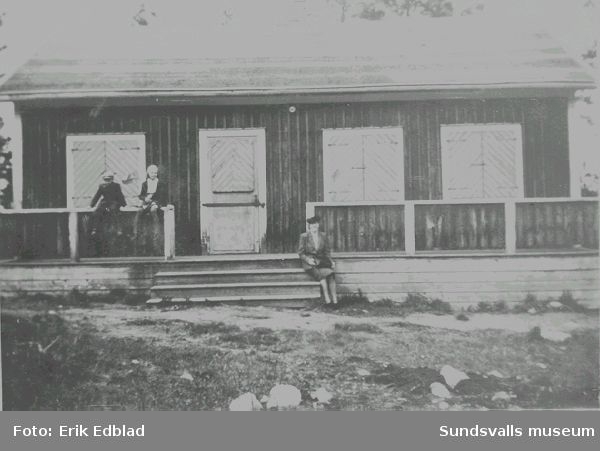 Bernt (f. 1938), Irma (f. 1934) och Siri (f. 1914) Edblad vid Sundsvalls slalomstuga, Södra berget, 1944.