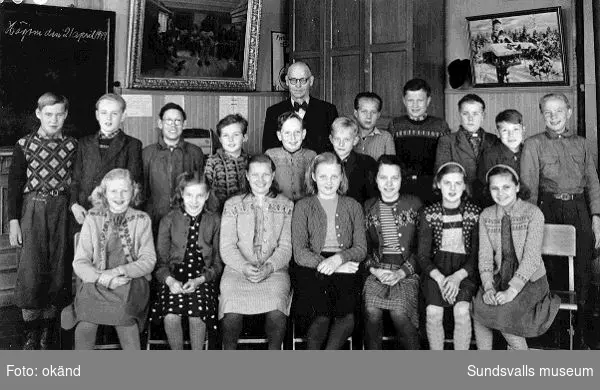 Folkskoleklass i Högoms skola, slutet av 1940-talet. Man höll då till i gamla apoteket Lejonets lokaler vid Montörsbron. Åk 5-6. Lärarens namn: Nore.