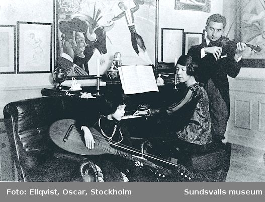 Iván Grünewald och föräldrarna Sigrid Hjertén och Isaac Grünewald musicerar i hemmet på Katarinavägen, Stockholm.