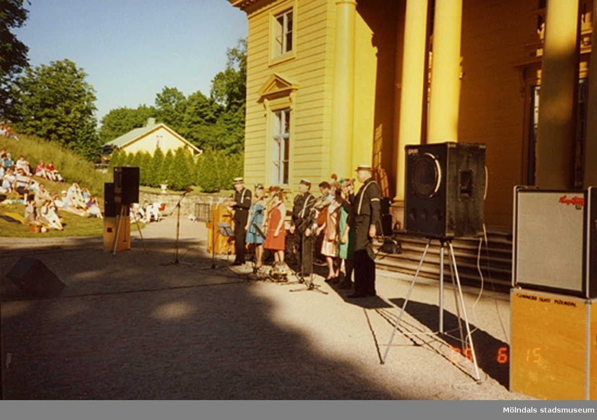 Sång- och musikunderhållning för publik utanför slottet.