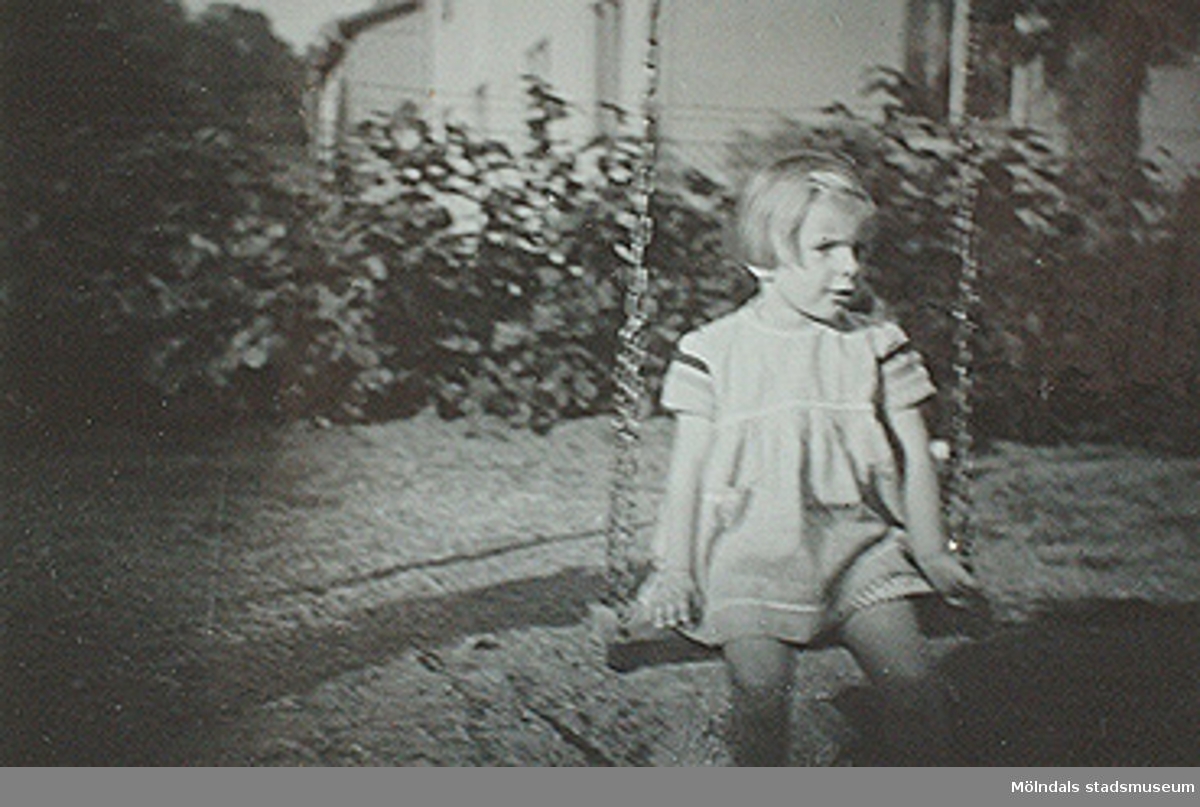 "Skratta, gråta, sparka och tårar (?), vad månde av detta barnet bliva." 
Fotot sitter i albumet (invnr: 03395) "Krokslätts daghem, Dalhemsgatan 7, Mölndal.
2 juni 1948 - 30 sept 1951"

illustrerat av Ruth Karlsson.