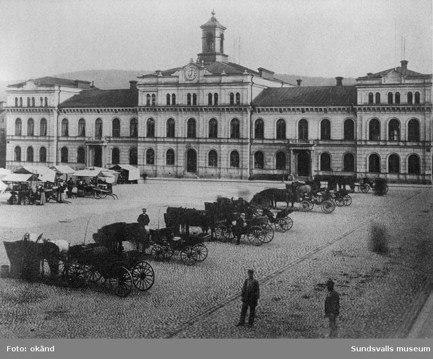 Stadshuset före 1888 med torget, från Storgatan. Repro från gammal bild