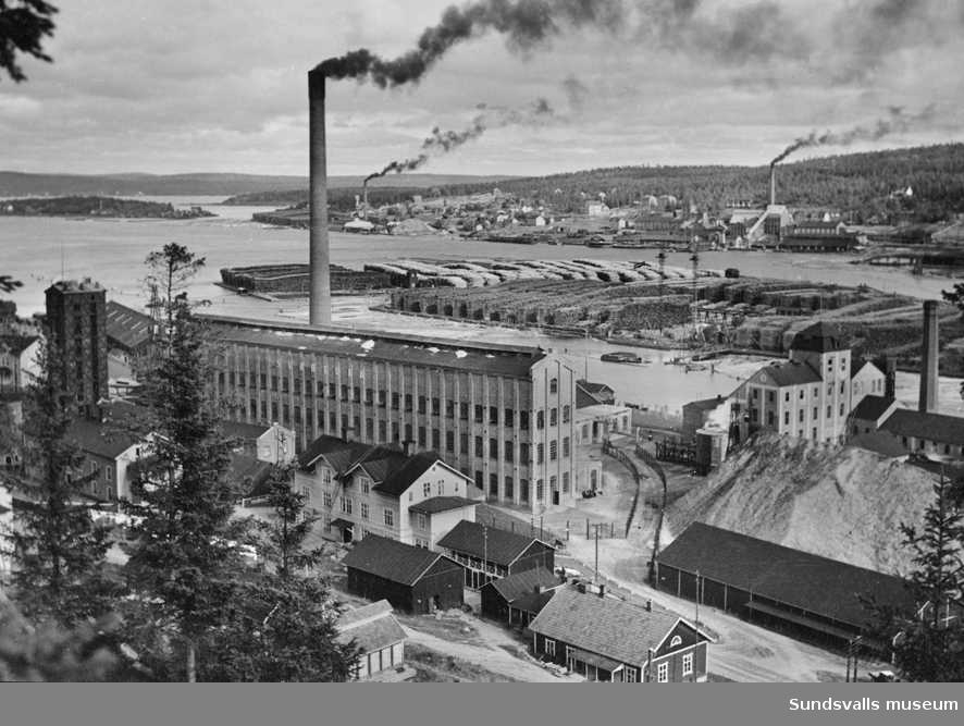 Svartviks sulfitfabrik. I bakgrunden ses även, Essviks och Nyhamns massafabriker.