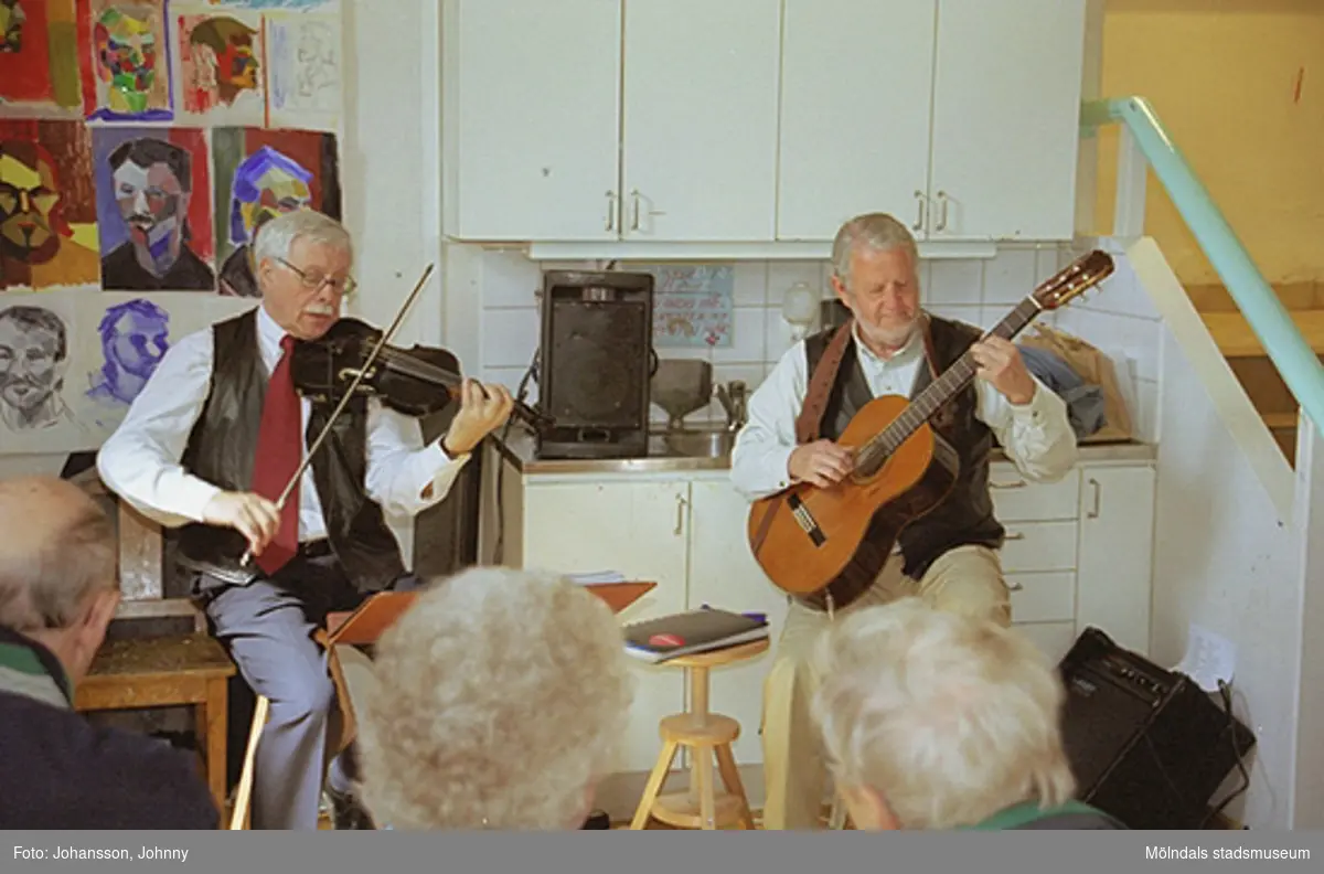 Musikunderhållning på Mölndals målarskola. Erling Olofsson spelar fiol och Lasse Börjesson spelar gitarr.