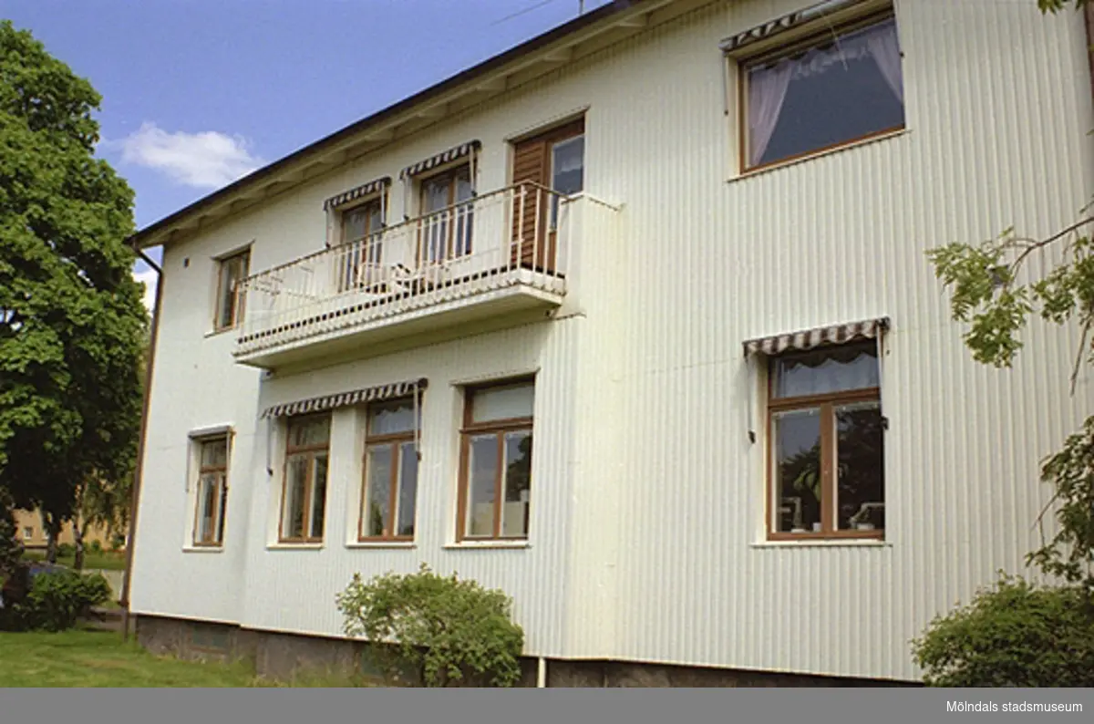 "Vita villans" västra fasad, Kontorsbyggnad i Stretered. Byggnadens baksida 1998-05-29.