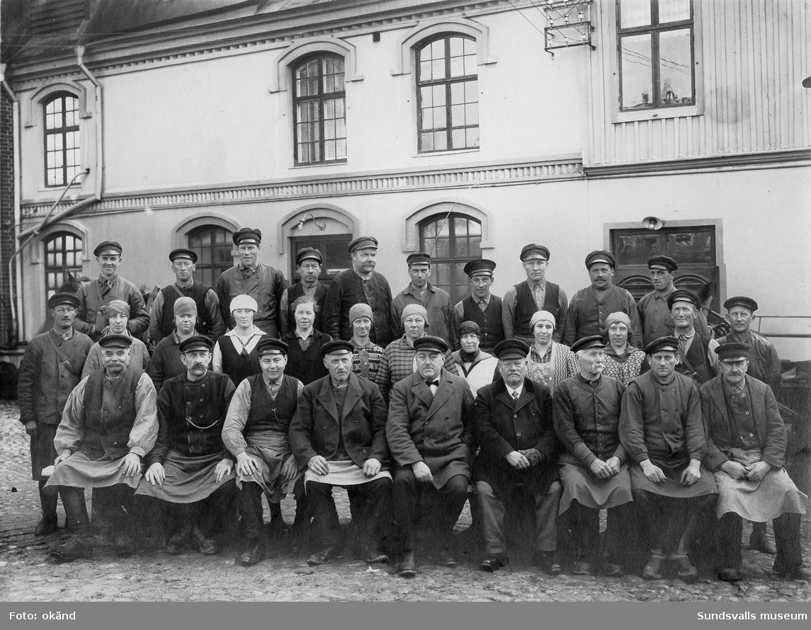 Gruppbild med arbetare på Nordstjernans bryggeri.