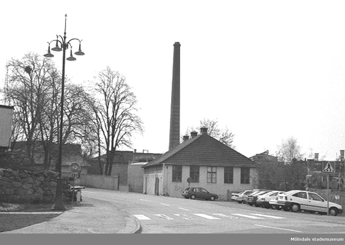 Kvarnbydagen 25 april 1993. Papyrus gymnastiksal (Byggnad 217) på Norra Forsåkersgatan 2 B. Papyrusskorstenen ses i bakgrunden. Vy från nya lyktplatsen i Kvarnbyn, som invigdes samma dag.