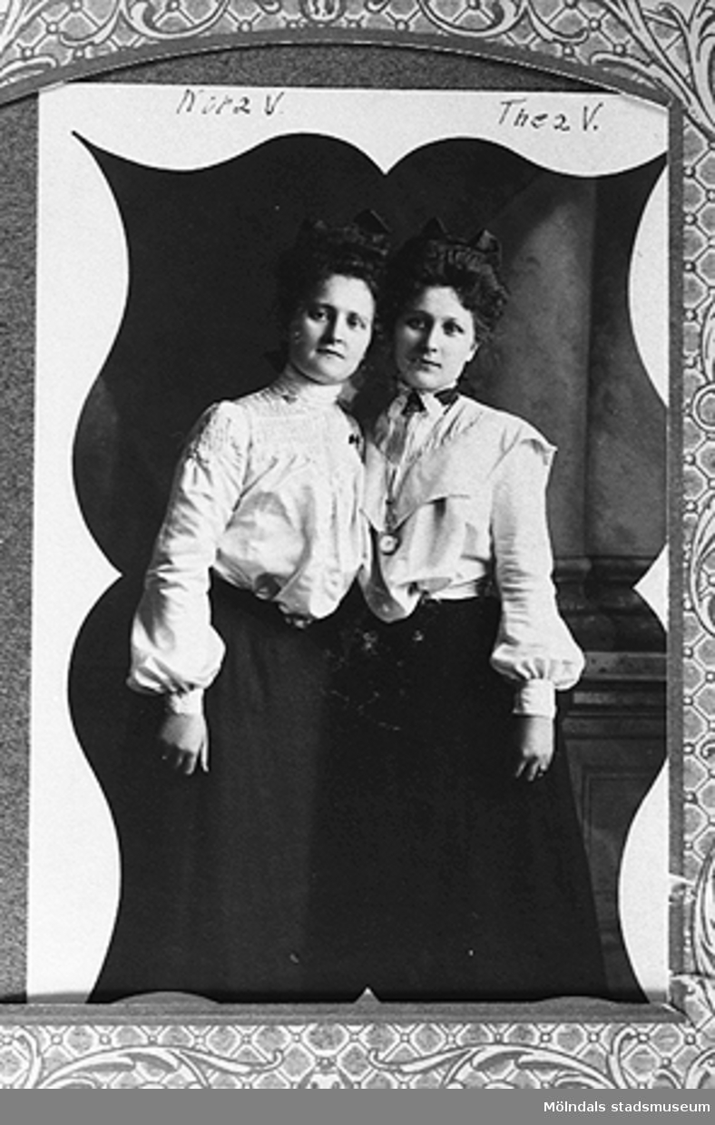 Systrarna Nora (gift Krantz) och Theresia Westerberg (gift Johansson) i Chicago, USA, 1900-talets början.