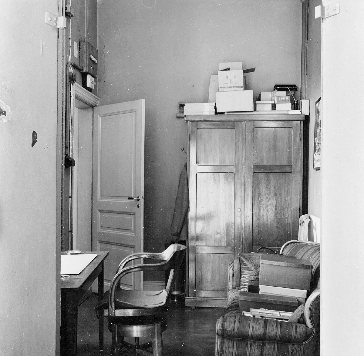 Genomgångsrum från förstugan på 2 tr. till rum nr 4 och de
historiska samlingarna (fotograf Yngve Hellströms arbetsrum
1953-1954).