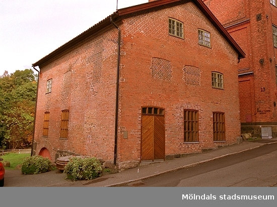 Nymans kvarn (Kvarnfallet 24) på Götaforsliden 11 år 2001. Den byggdes år 1858 och är den enda kvarnen som finns kvar i Kvarnbyn. Till höger skymtas Stora Götafors (Kvarnfallen 22 och 23).