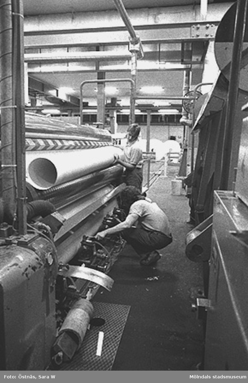 Arbetare vid pappersmaskinen.
Bilden ingår i serie från produktion och interiör på pappersindustrin Papyrus, 1980-tal.