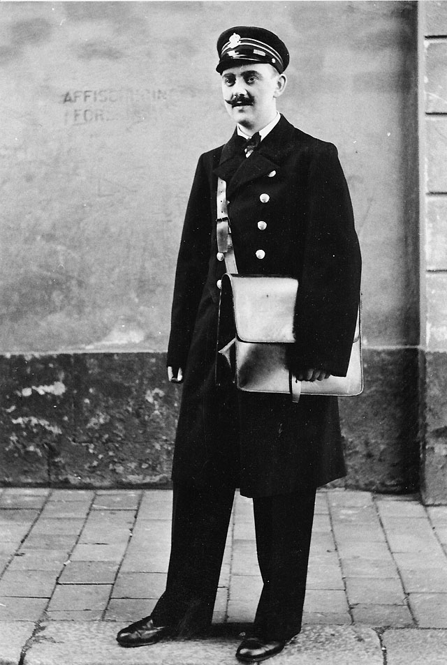 Brevbäraren Sven-Gunnar Nyström, Stockholm 12, i uniform för
brevbärare, början 1900-talet (uniformen förvaras i Postmuseum).