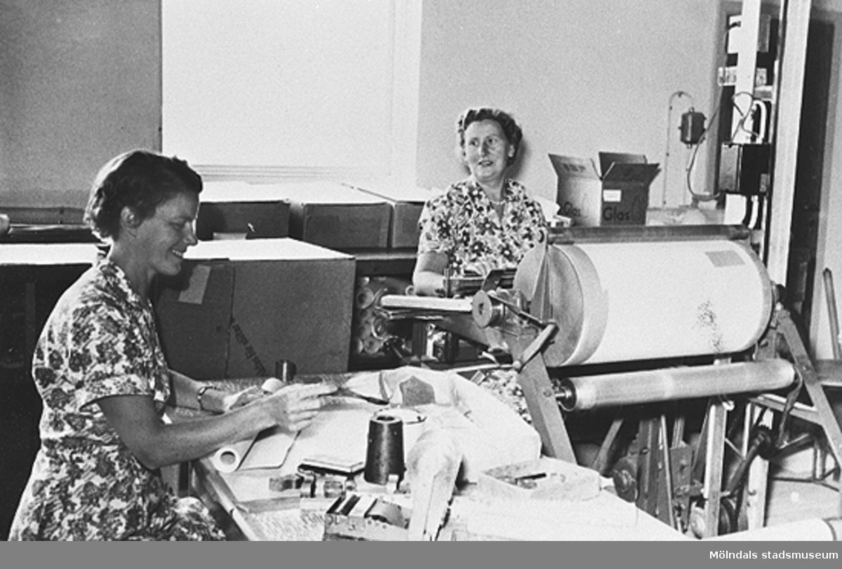 Ingrid Hjalmarsson och Berta Andersson i arbete vid Tengblads Tapetfabrik, 1950-tal.