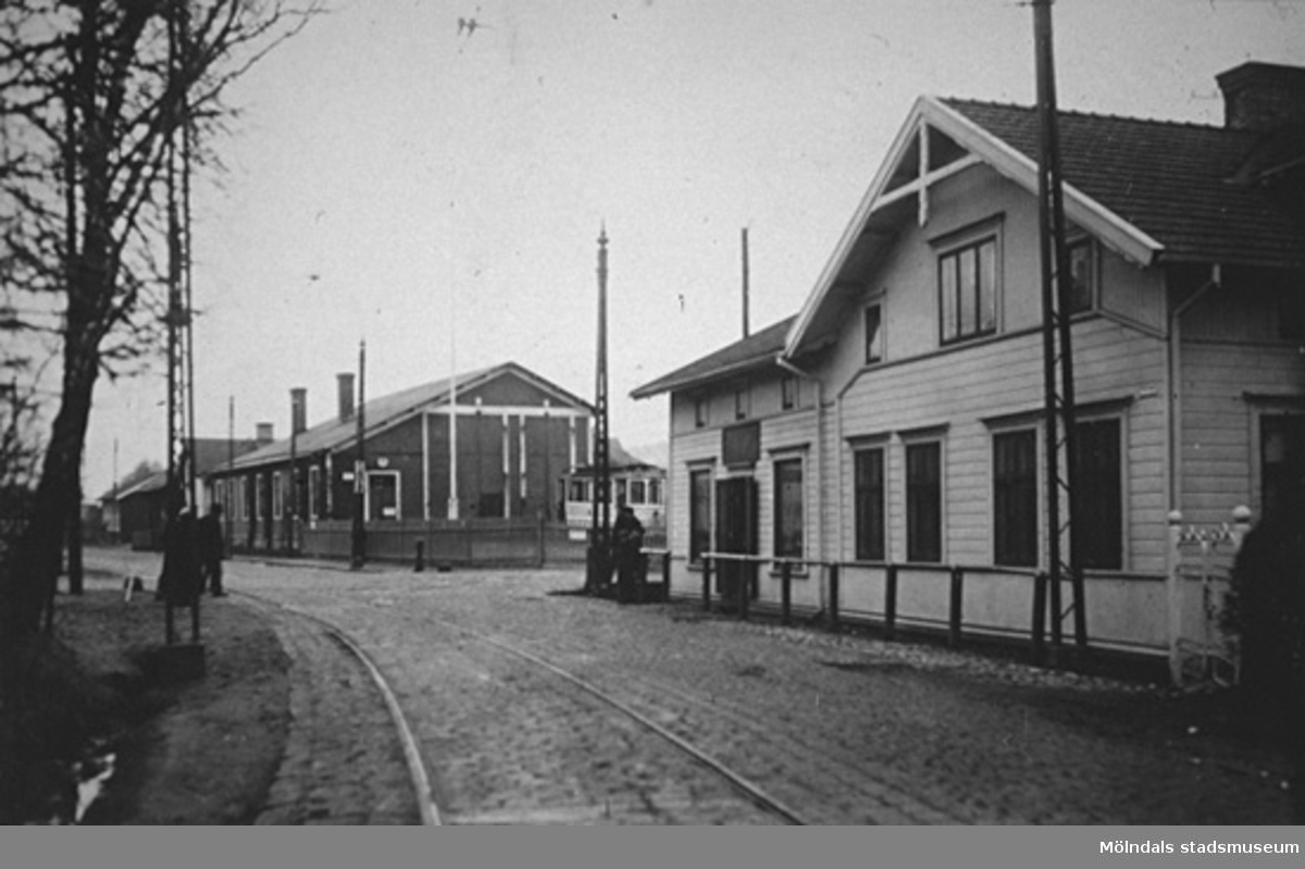 Vy över Mölndalsbro, 1920-tal. Till vänster ses de två spårvagnshallarna (i hörnet mellan Göteborgsvägen och Kvarnbygatan). Till höger ligger Kungsbackavägen 1 (Hjertstrands eller bankhuset). Samma foto som: 1995_0793.