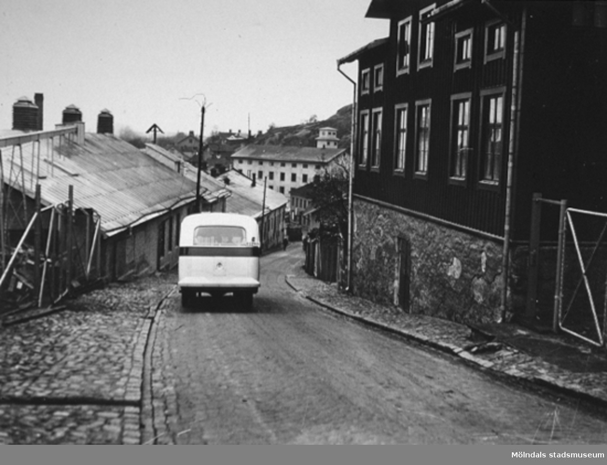 En av de första bussarna kör nedför "Kråkan" (Kvarnbygatan) år 1936. Busstrafik i denna mycket branta backe var en stor sensation och fotograferades därför.