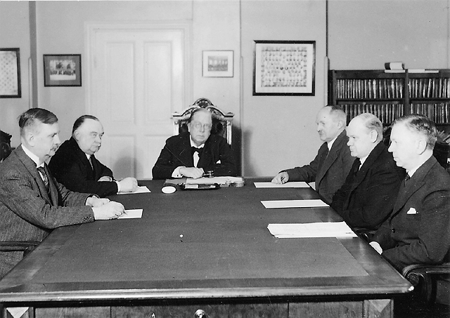 Fr.v. Postdirektör Ernst Ljunggren, byrådir. Carl Bildt, E. Falk,
C. Olsén, Gunnar Gabrielsson och notarie Gunnar Linden.