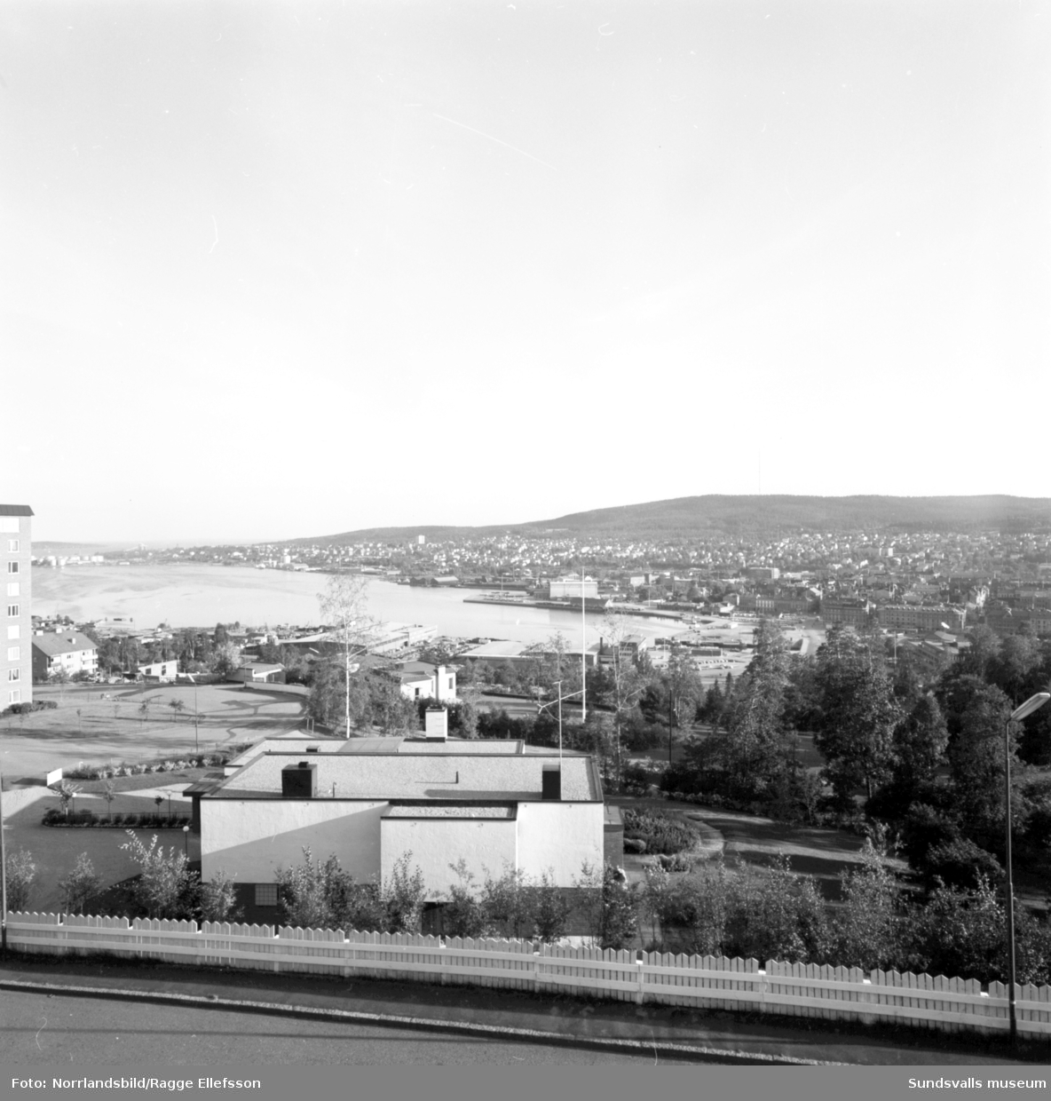 Utsikt från en balkong på Baldersvägen 40 (direktör Åhmans våning) ner mot staden och hamnen.