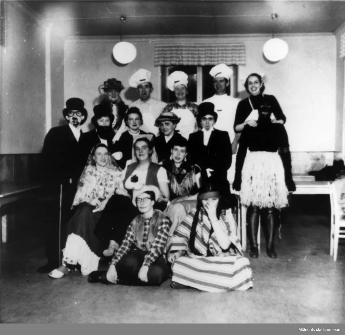 Personalfest på Streteredshemmet i Kållered, år 1955. Övre raden: Lilly Franzén, Folke Ahl, okänd, Nils Malmqvist. I rutig blus: Gulli Ferlin.