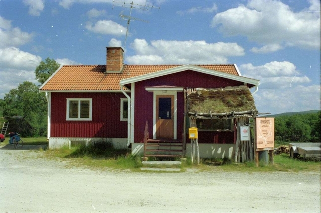 Posten i Mittådalen. Postombudet i Storvallen/Mittådalen indrogs
12/6 1974 men huset finns kvar.
