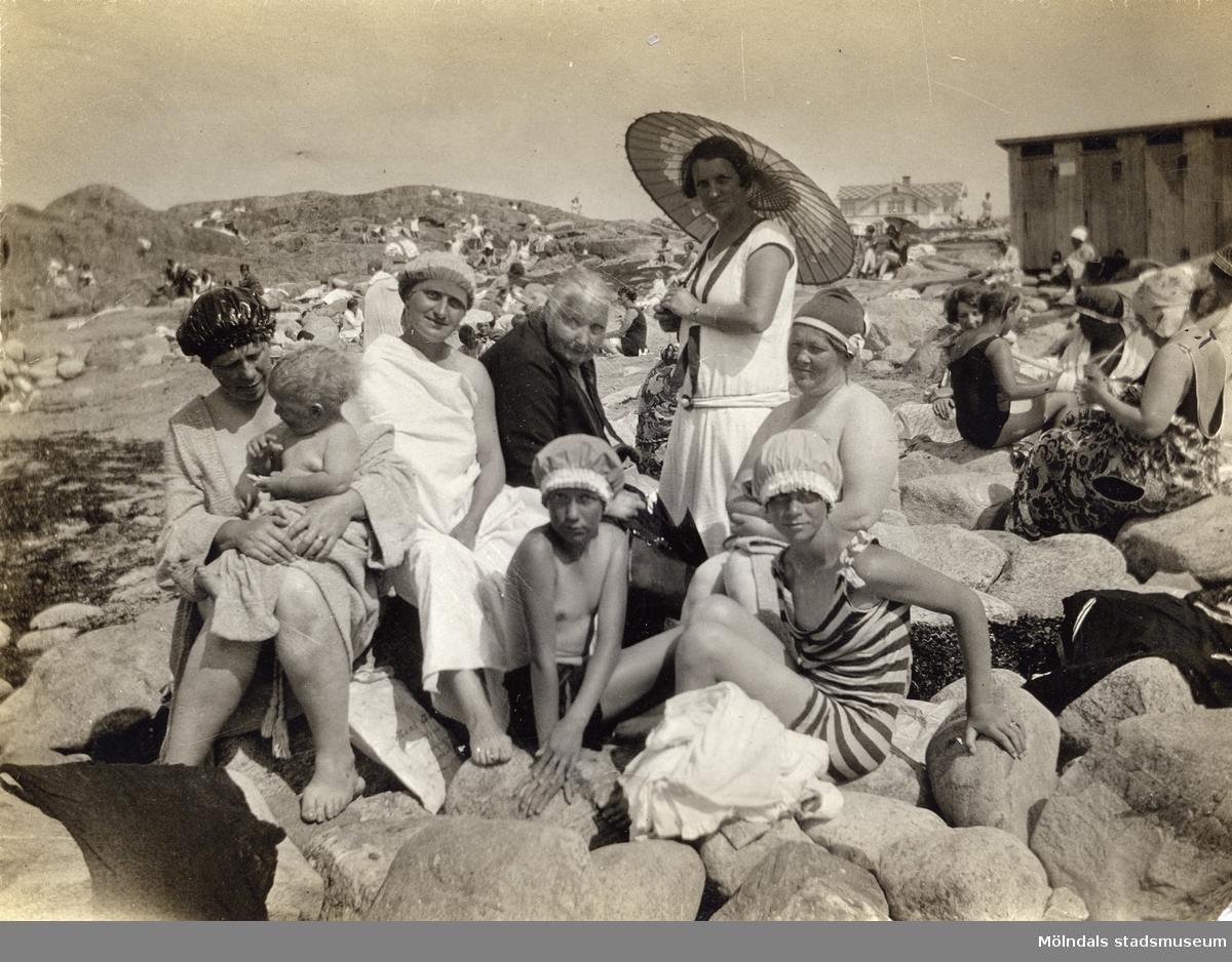 Kvinnor och flickor vid en badplats, 1920-tal