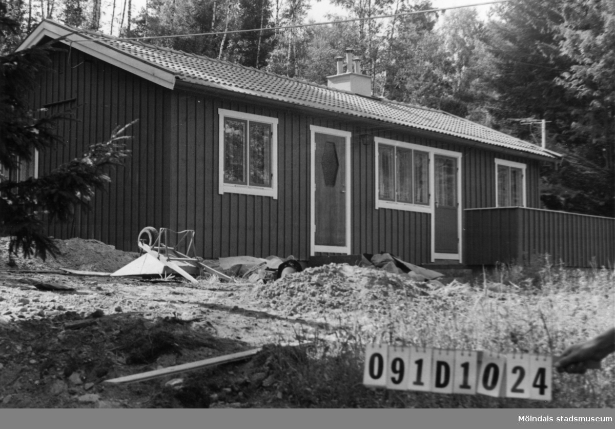 Byggnadsinventering i Lindome 1968. Skräppholmen 2:48.
Hus nr: 091D1024.
Benämning: fritidshus.
Kvalitet: mycket god.
Material: trä.
Tillfartsväg: framkomlig.
Renhållning: soptömning.