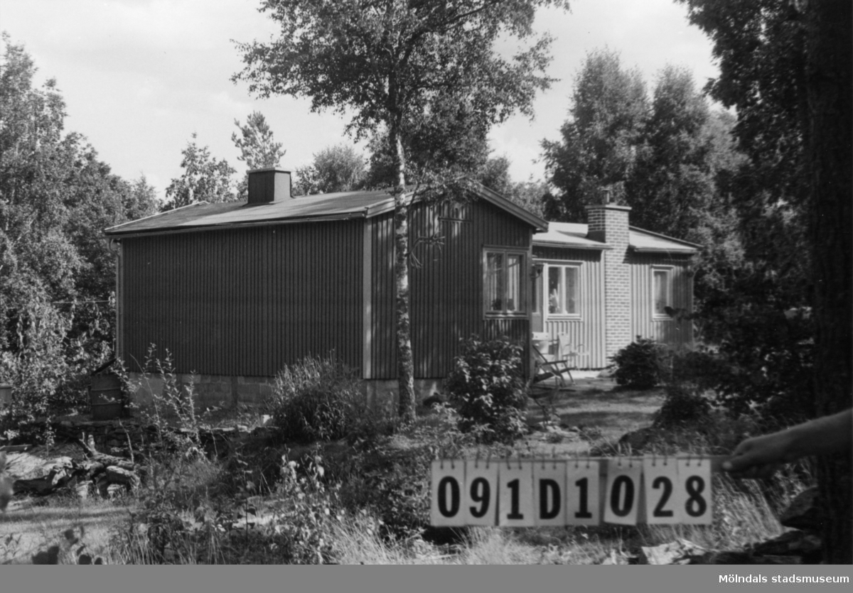 Byggnadsinventering i Lindome 1968. Skräppholmen 2:35.
Hus nr: 091D1028.
Benämning: permanent bostad.
Kvalitet: mycket god.
Material: trä.
Övrigt: skräpig tomt.
Tillfartsväg: framkomlig.
Renhållning: soptömning.