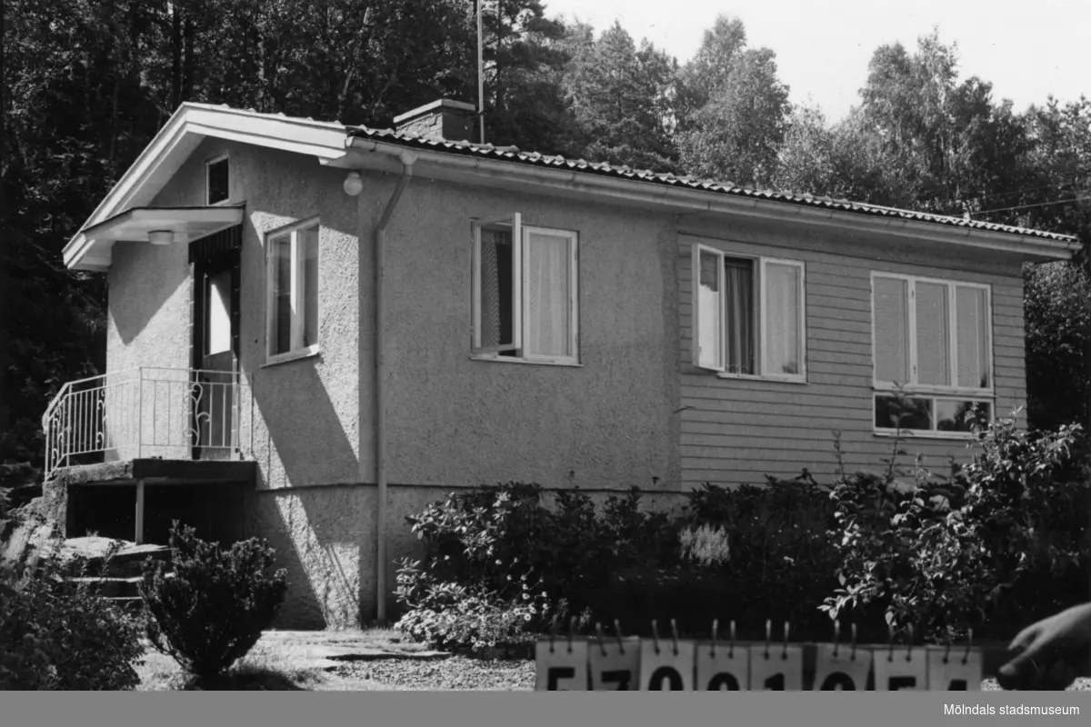 Byggnadsinventering i Lindome 1968. Dvärred 2:35.
Hus nr: 570C2034.
Benämning: fritidshus.
Kvalitet: mycket god.
Material: trä, puts.
Övrigt: ska användas som permanent bostad.
Tillfartsväg: framkomlig.
Renhållning: soptömning.