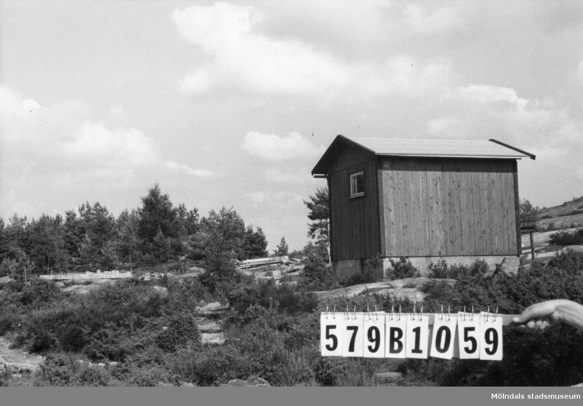Byggnadsinventering i Lindome 1968. Lindome 6:78.
Hus nr: 579B1059.
Benämning: fritidshus.
Kvalitet: mycket god.
Material: trä.
Övrigt: grunden klar för nytt hus.
Tillfartsväg: framkomlig.