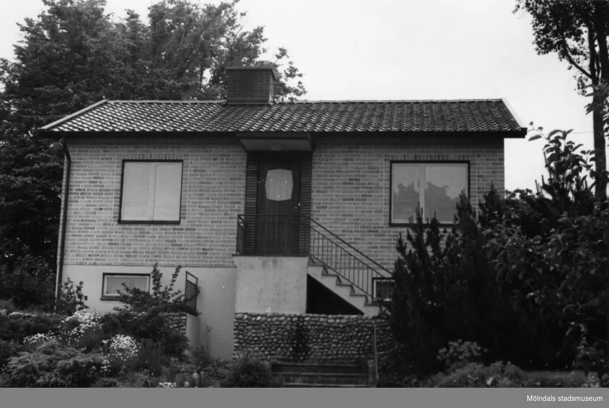 Byggnadsinventering i Lindome 1968. Kimmersbo 1:41.
Hus nr: 558B2006.
Benämning: permanent bostad och garage.
Kvalitet: mycket god.
Material: gult tegel.
Övrigt: mycket välordnat. Ej för vackert.
Tillfartsväg: framkomlig.
Renhållning: soptömning.