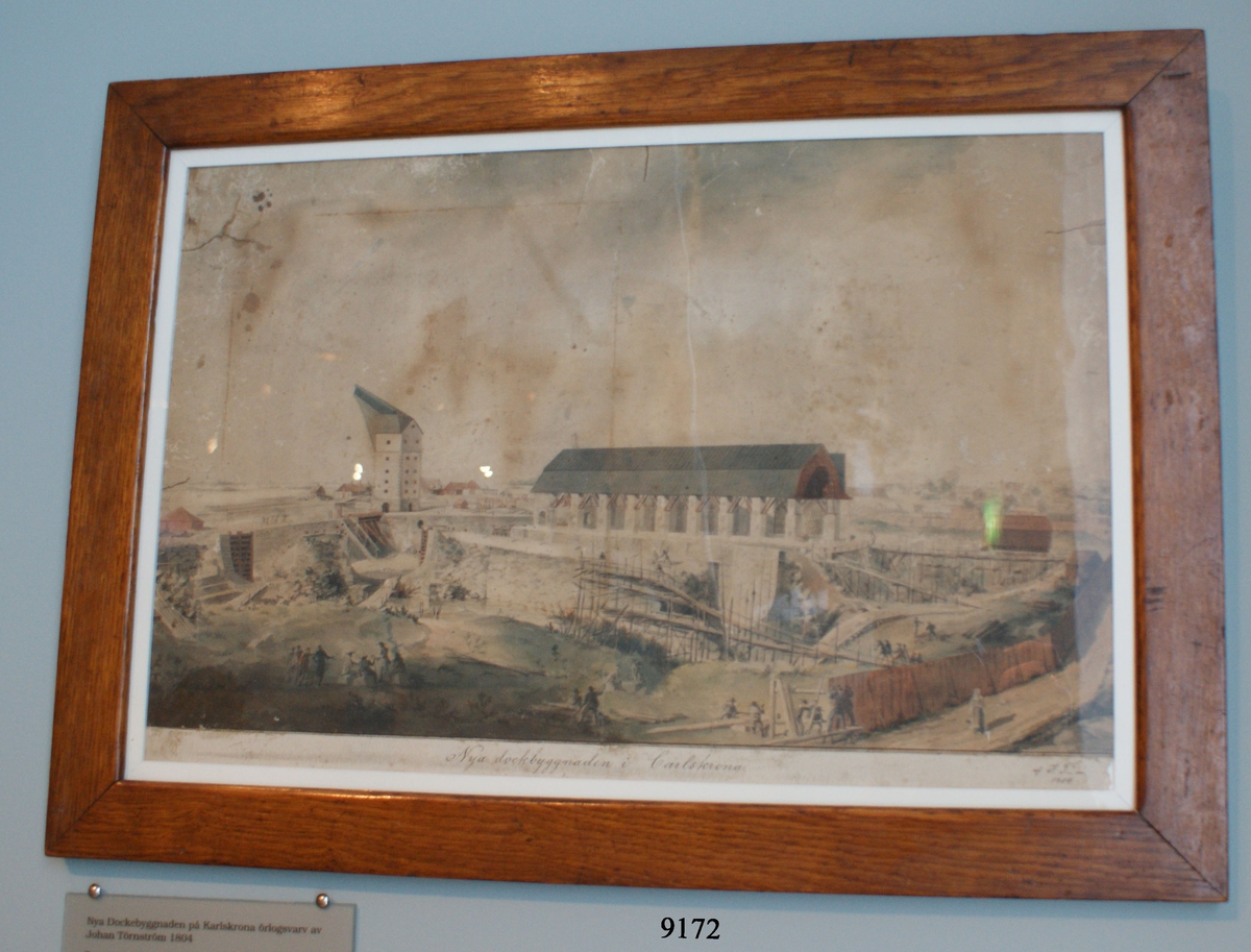 Akvarell föreställer Nya  Dockebyggnaden på Karlskrona Örlogsvarv.
Målad av Johan Törnström 1804.
Signerad J. T - m 1804
Inom glas och ram. Ramen av ek.
Neg. D 2491
Med ram = 445 x 620 mm