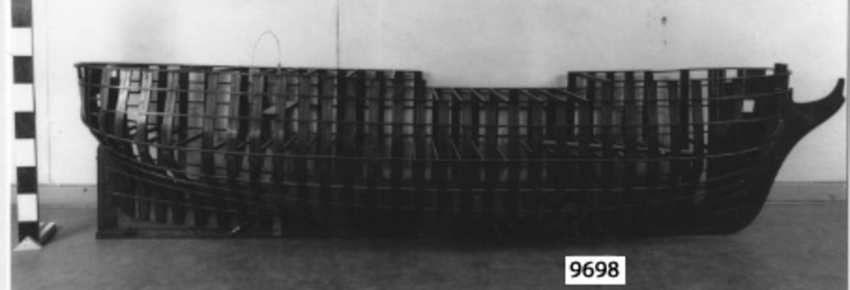 Spantmodell av 36-kanonfregatten af Chapman med mallar, Fernissad.
För- och akterstäv tätare spant. Märkt i aktern: 36 kanon Fregatten Chapman 1848.
Vilar i träskrå, fernissat.