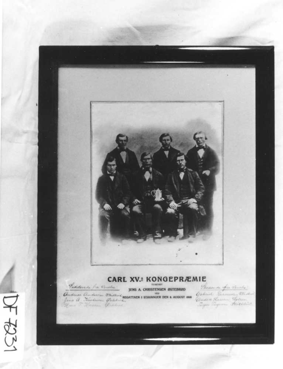 Svart-hvitt fotografi av deltakerne i regattaen i Stavanger 8/8-1868. Tildeltes Carl XVs Kongepremie tilkjent Jens A. Christensen Østebrød.