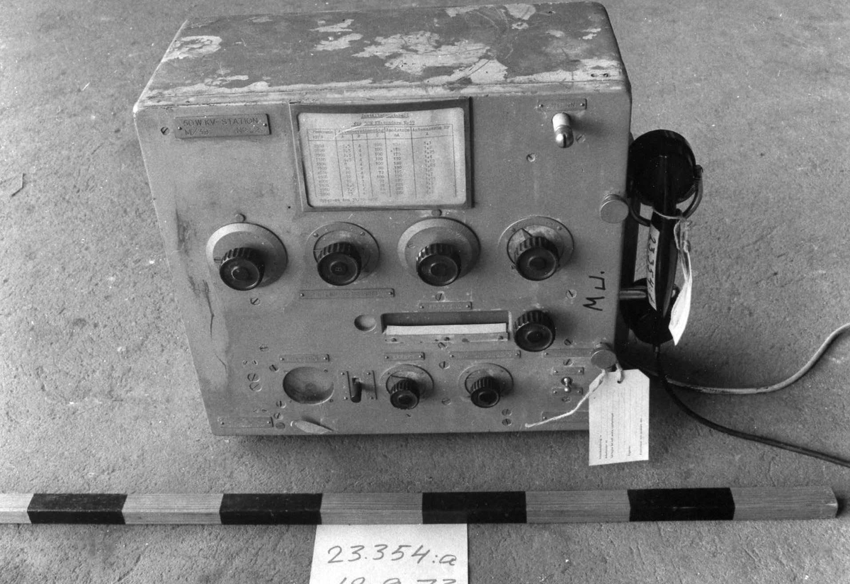 50 W KV-sändare m/39 med LV-tillsats. Denna typ av sändaren var installerad i de flesta av flottans fartyg under tiden 1940-1954.
a) 1 st 50 W KV-sändare m/39 med upphängningsanordning
b) 1 st antennrelä
c) 1 st kraftaggregat
d) 1 st telegrafnyckel
e) 1 st handmikrotelefon
f) kabelledare
g) fästplåtar
h) fästplåtar