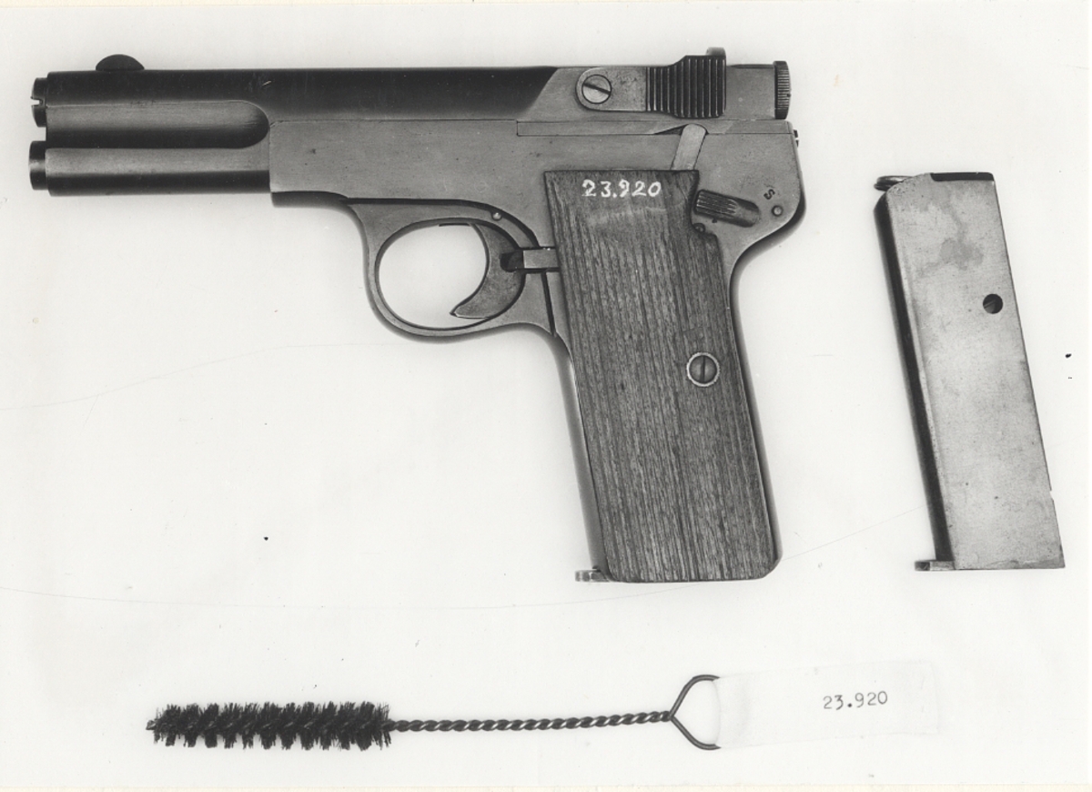 LANGENHAN (F L) pistol, I produktion 1915. Tillbehör: 2 magasin, läskstång.