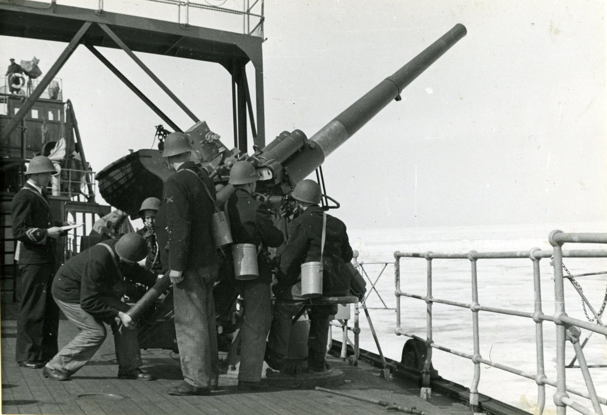 Manskap vid 75 mm luftvärnskanon ombord på isbrytaren YMER.