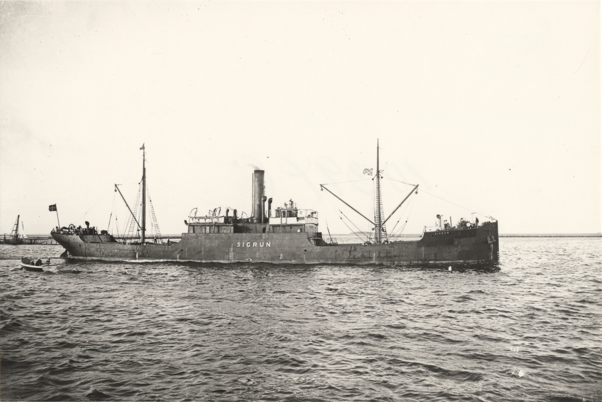 Foto i svartvitt visande lastångfartyget "SIGRUN" av Middelfart, i Köpenhamn troligen under 1930-talet.