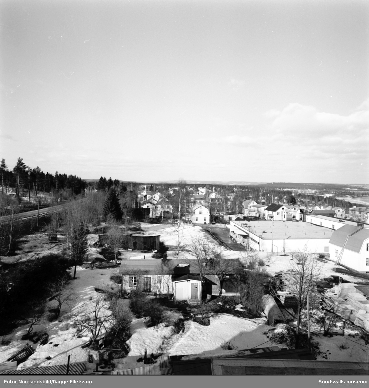 Utsiktsbilder över Timrå köping fotograferat från taket på ett av husen vid Skogsvägen.