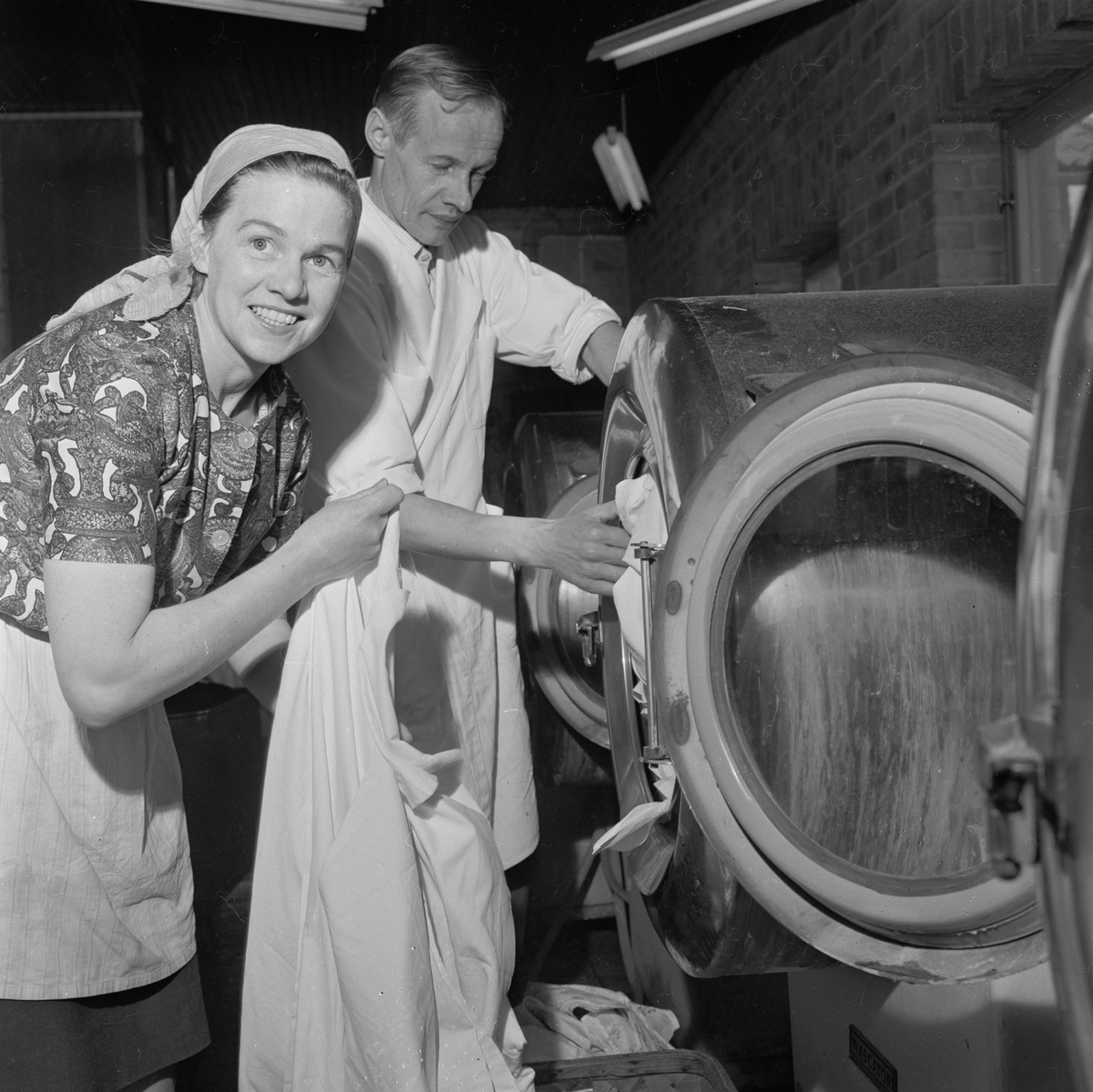 Tierpsortens tvättinrättning på Svanbygatan i Tierp 1965.
Varje måndag fick husmödrar använda tvätteriets maskiner.
Ture Broberg hade arbetat som mejeriarbetare i 12 år innan
han skolade om sig till tvättmästare. Han var en av tio som
arbetade vid tvätteriet. År 1967 firade tvättinrättningen
20-årsjubileum och besöktes än en gång av Arbetarbladet.
Journalisten konstaterade då att ”självtvätt tycks vara
någonting som husmödrarna gillar”.