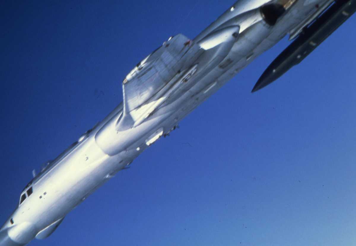 Russisk fly av typen Badger C Modifisert, med en rakett montert under ene vingen, kalt Kingfish.
