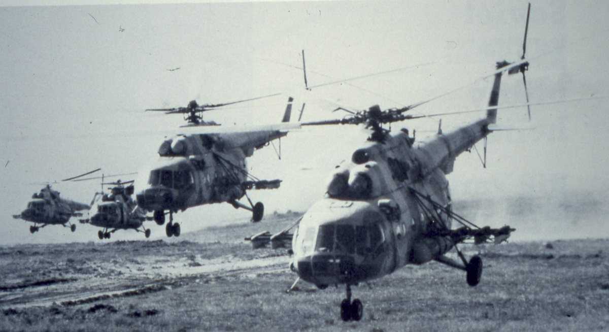4 stk russiske helikoptere av typen Mi-17 Hip H i angrepsformasjon.