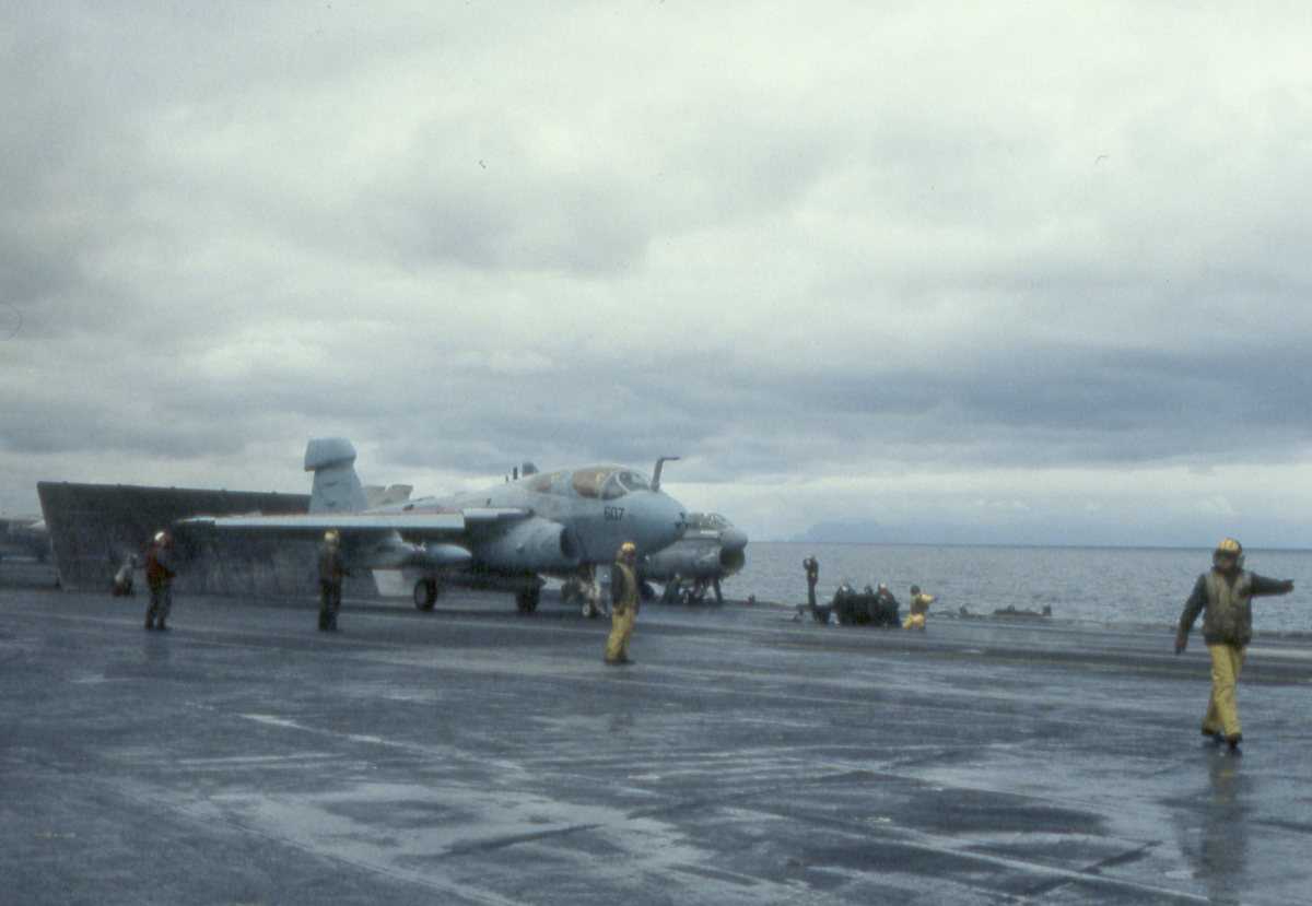 Amerikansk fly av typen EA-6B Prowler på hangarskipet Eisenhower med nr. CVN 69, som seiler i Vestfjorden.