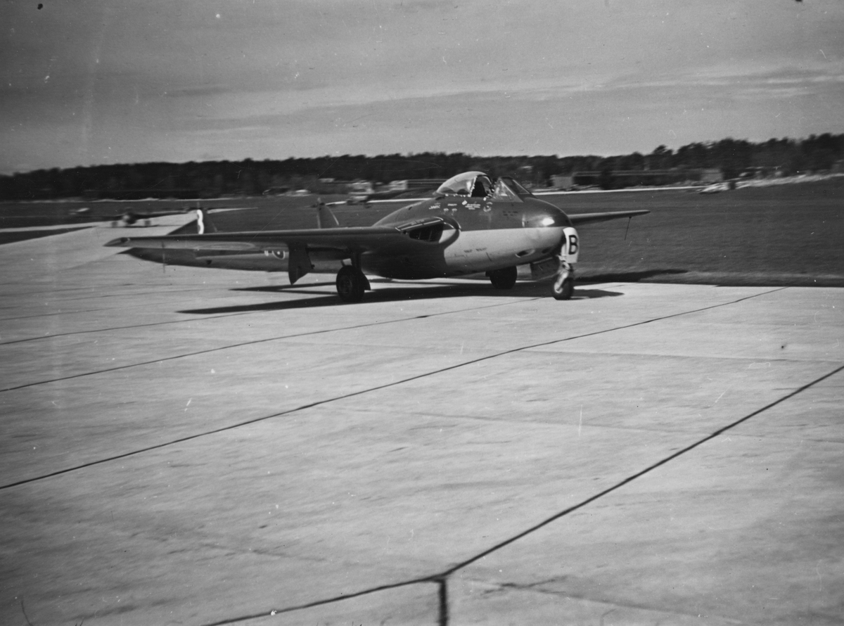 Flygplan J 28 Vampire på landningsbana på F 8 Barkarby.