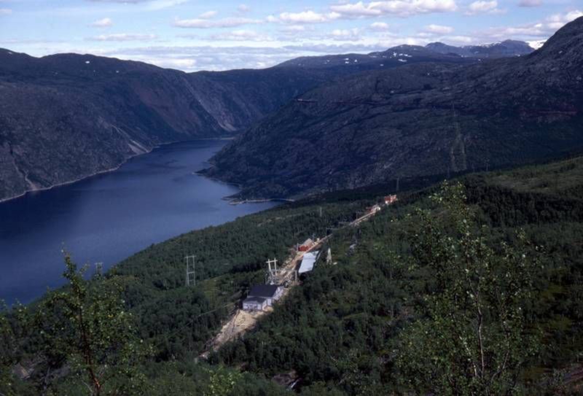 Rombak stasjon. Rombak Omformer i forgrunnen. Stasjonen i bakgrunnen ...